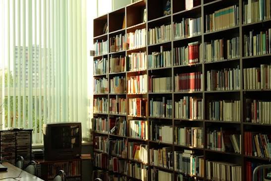 Lesetisch in einer kleinen Stadtbibliothek